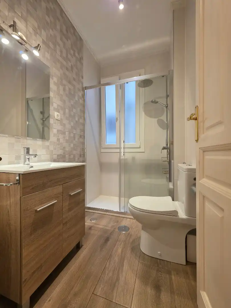 Badezimmer von Wohnung zur Miete in Madrid mit Heizung, Parkett und Balkon