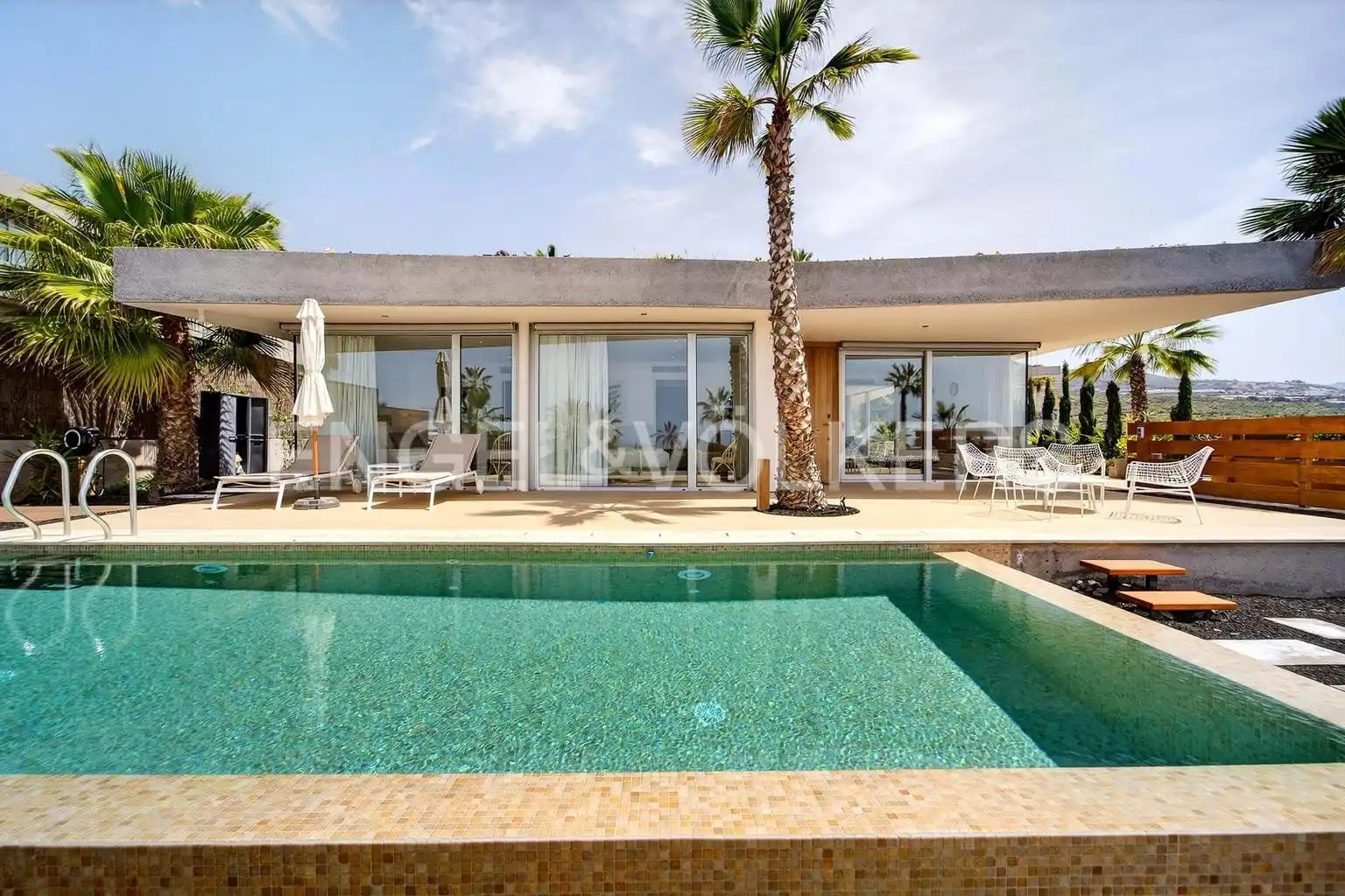 Vista exterior de Casa o xalet en venda en Guía de Isora amb Aire condicionat, Terrassa i Piscina