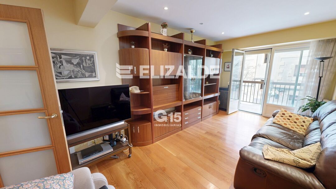 Sala d'estar de Pis en venda en Donostia - San Sebastián  amb Calefacció, Terrassa i Traster