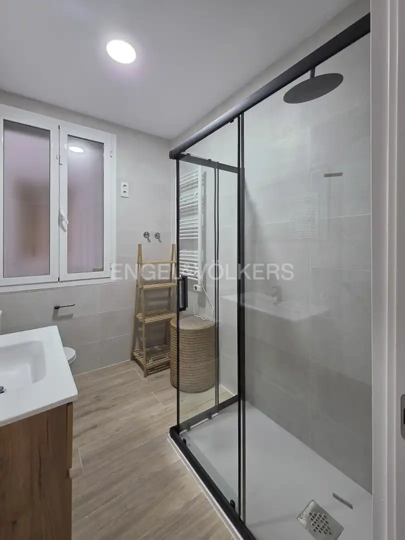 Badezimmer von Wohnung zur Miete in Madrid mit Heizung, Parkett und Möbliert