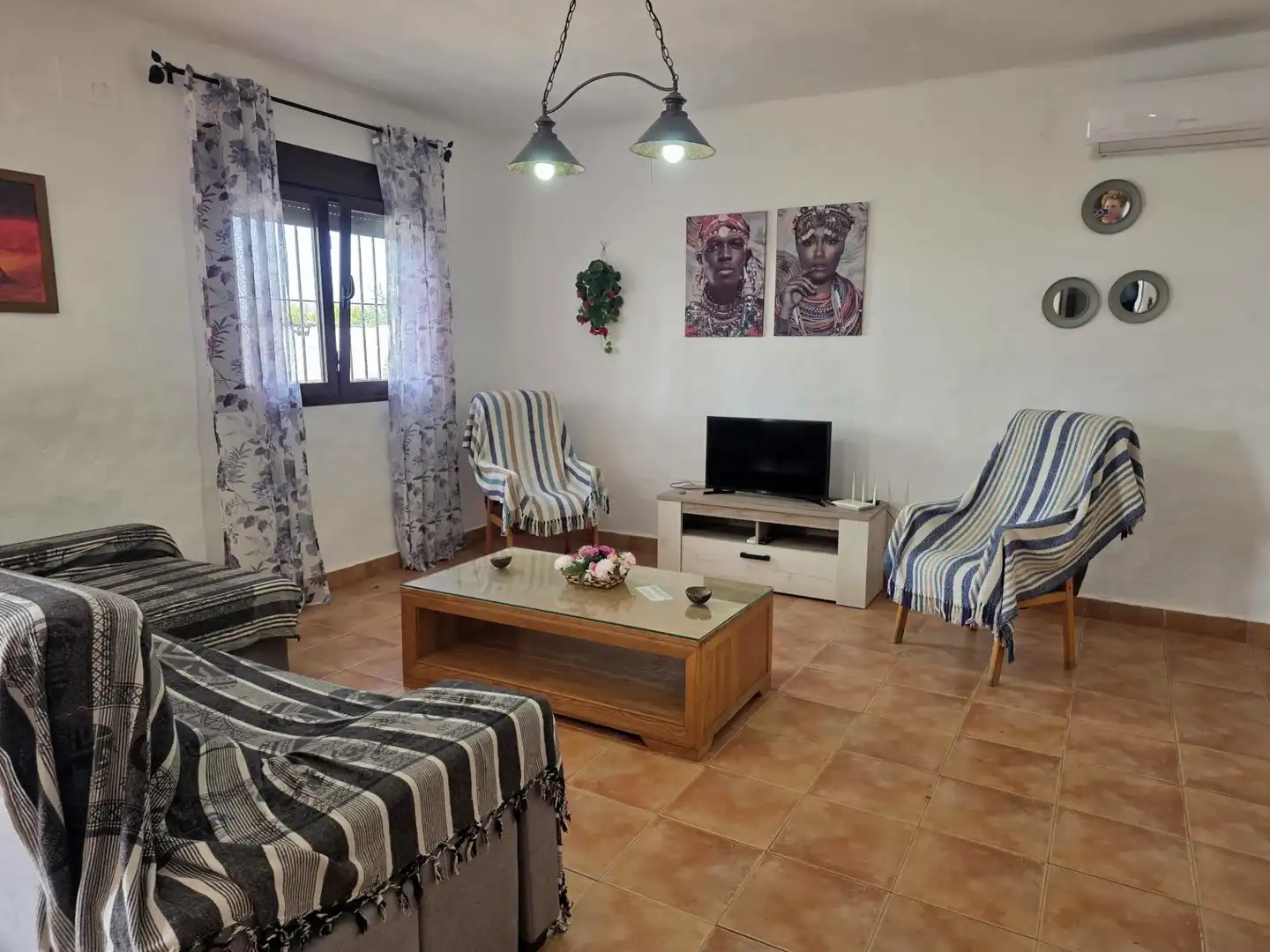 Sala d'estar de Casa o xalet de lloguer en Conil de la Frontera amb Aire condicionat, Jardí privat i Piscina