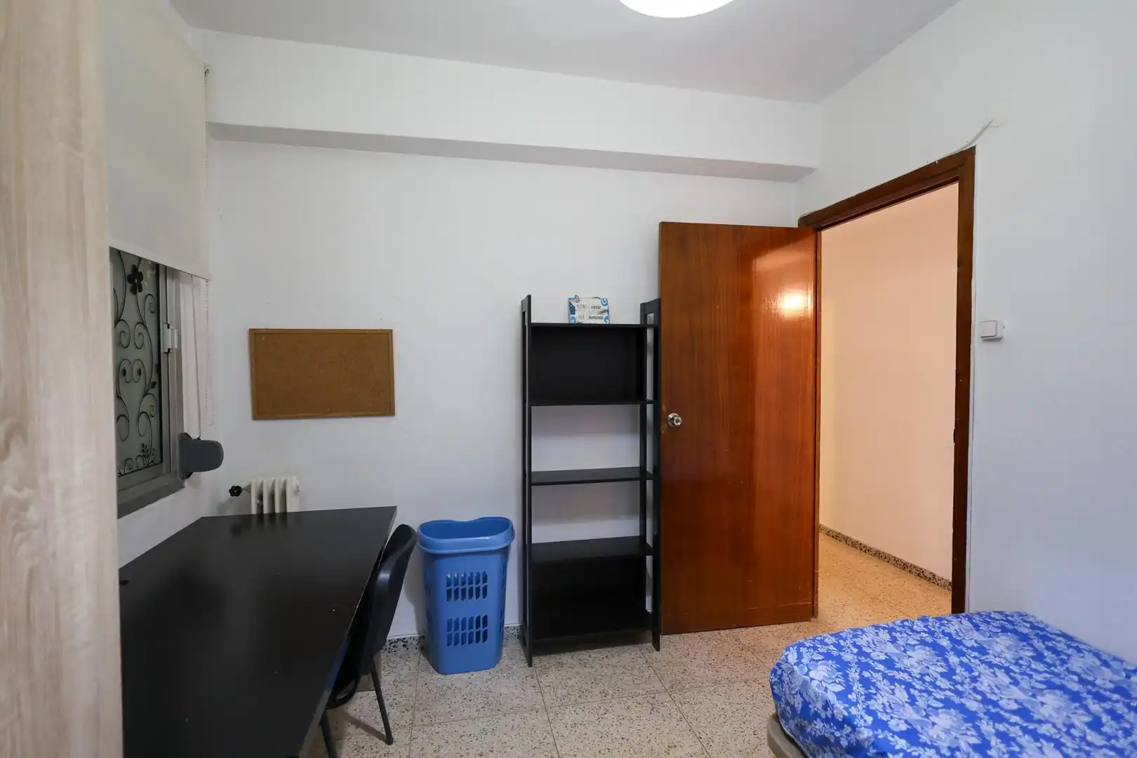 Dormitori de Pis en venda en Granada amb Calefacció, Moblat i Balcó