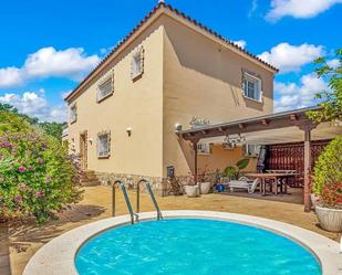 Vista exterior de Finca rústica en venda en Empuriabrava amb Aire condicionat, Terrassa i Piscina