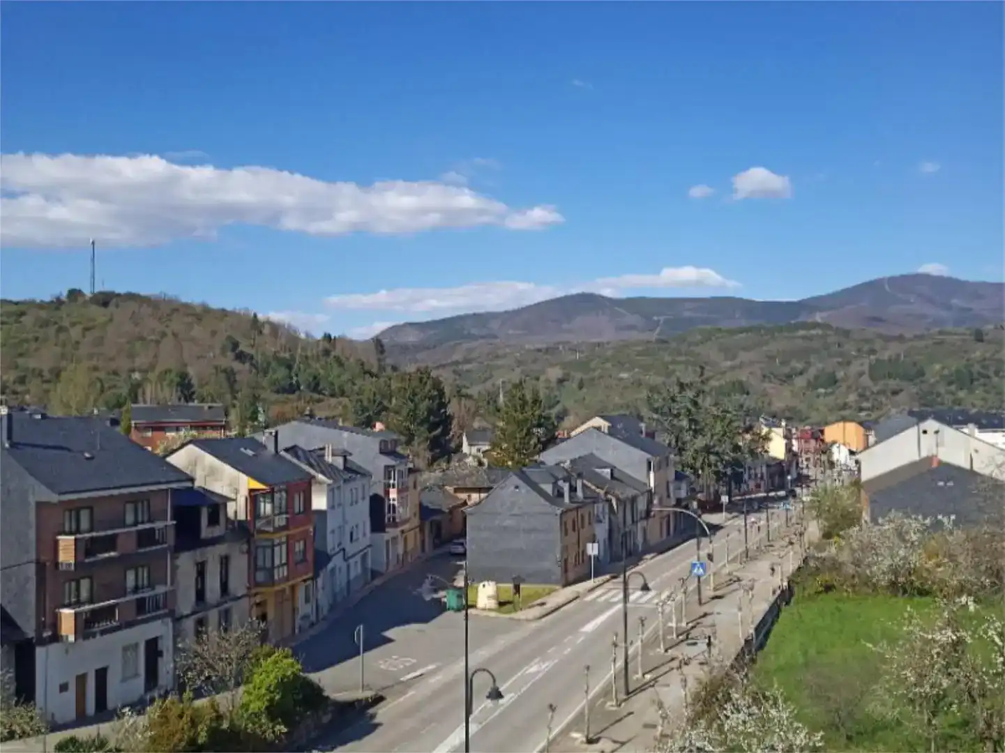 Vista exterior de Piso en venta en Toreno con Trastero y Amueblado