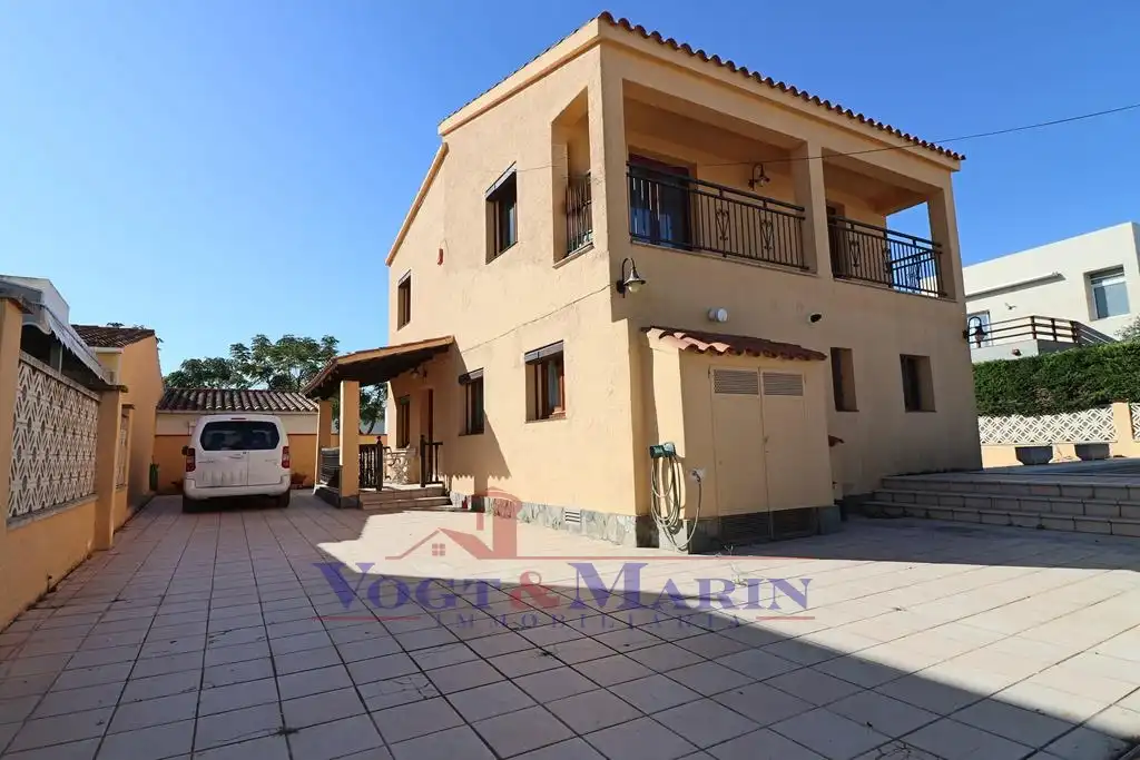 Casa con terraza en venta en Carrer Requesens, imagen 2