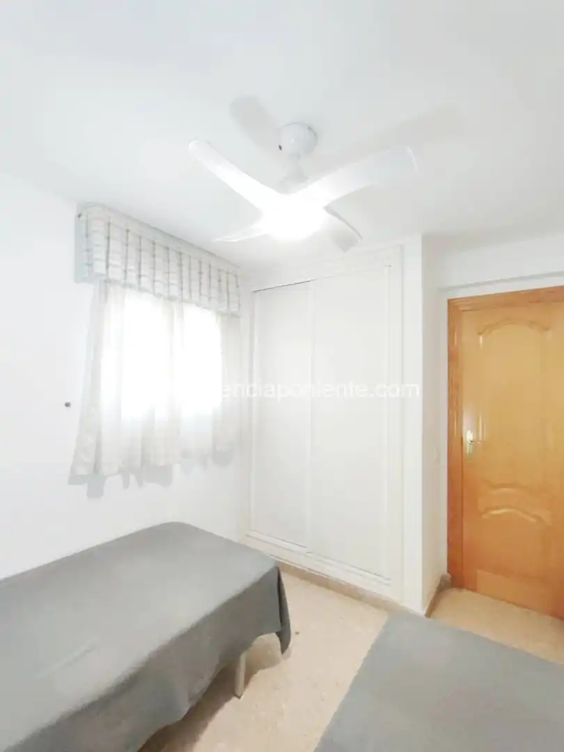 Dormitori de Apartament de lloguer en Benidorm amb Aire condicionat, Calefacció i Terrassa