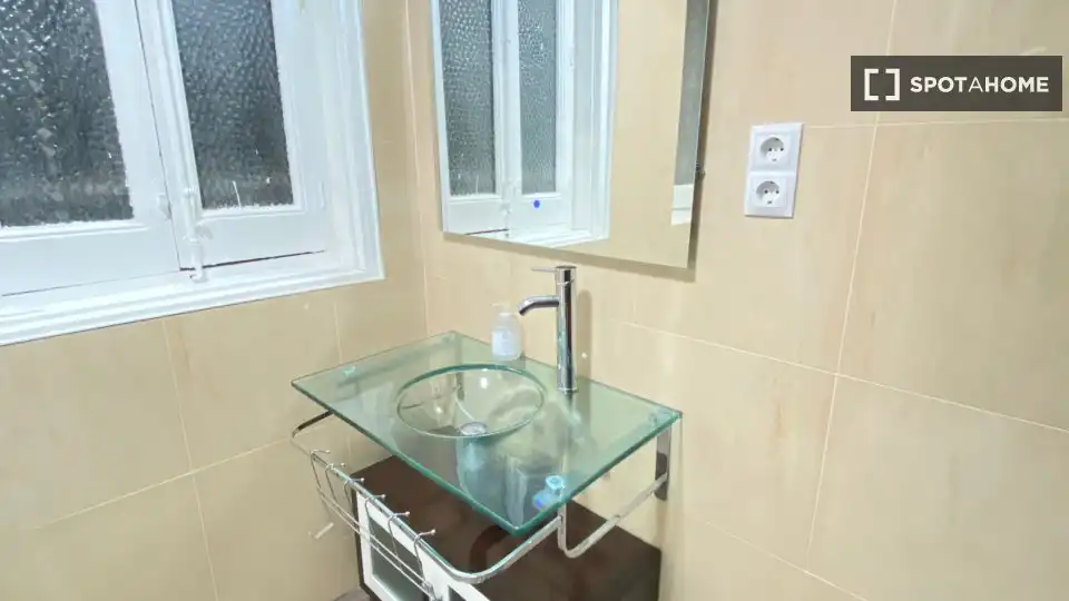 Bathroom of Flat for rent in Madrid  with Air Conditioner, Heating and Furnished