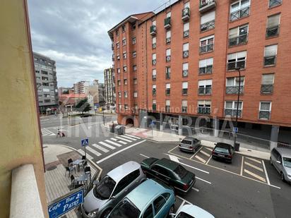 Vista exterior de Pis en venda en Avilés amb Balcó