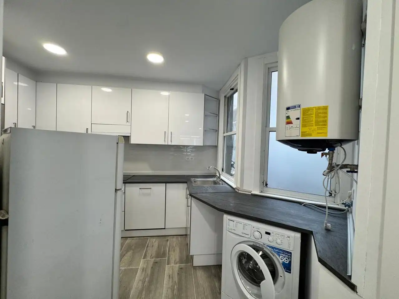 Küche von Wohnung zur Miete in A Coruña Capital  mit Heizung, Abstellraum und Möbliert