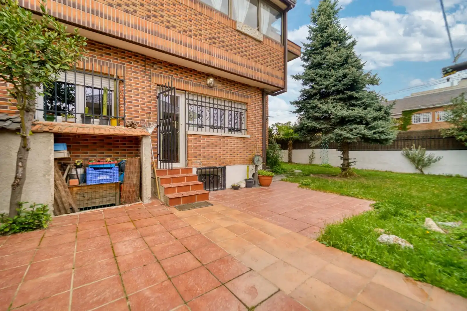 Vista exterior de Casa adosada en venta en Madrid con Calefacción y Jardín privado