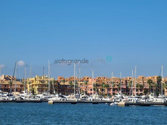 Vista exterior de Apartament en venda en Sotogrande amb Aire condicionat, Calefacció i Moblat
