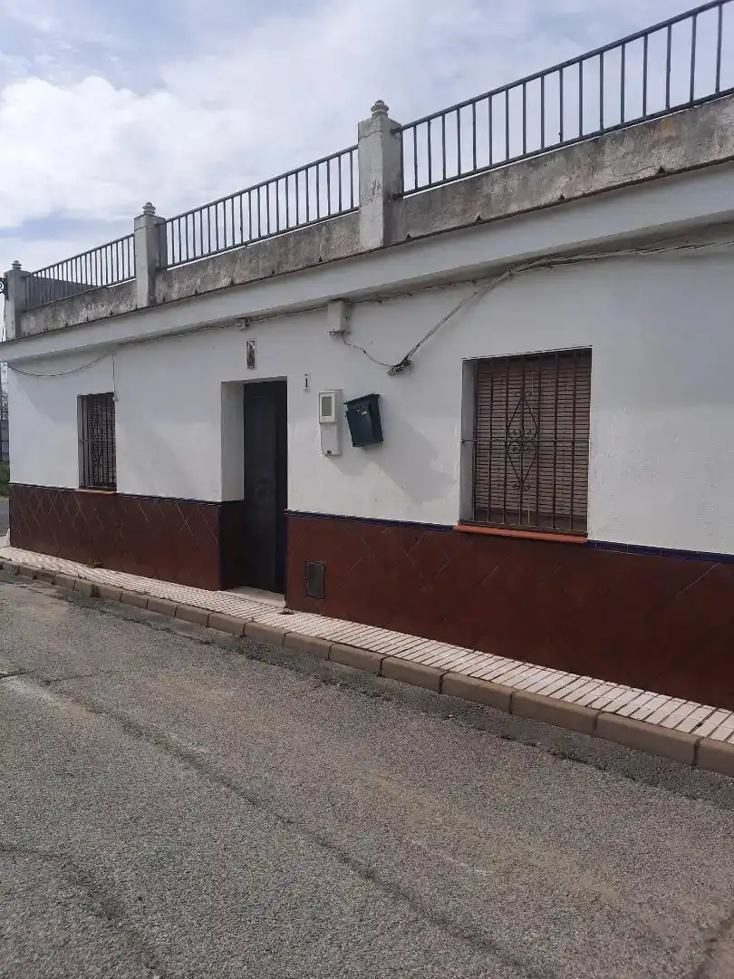 Vista exterior de Casa adosada en venda en Guillena amb Balcó