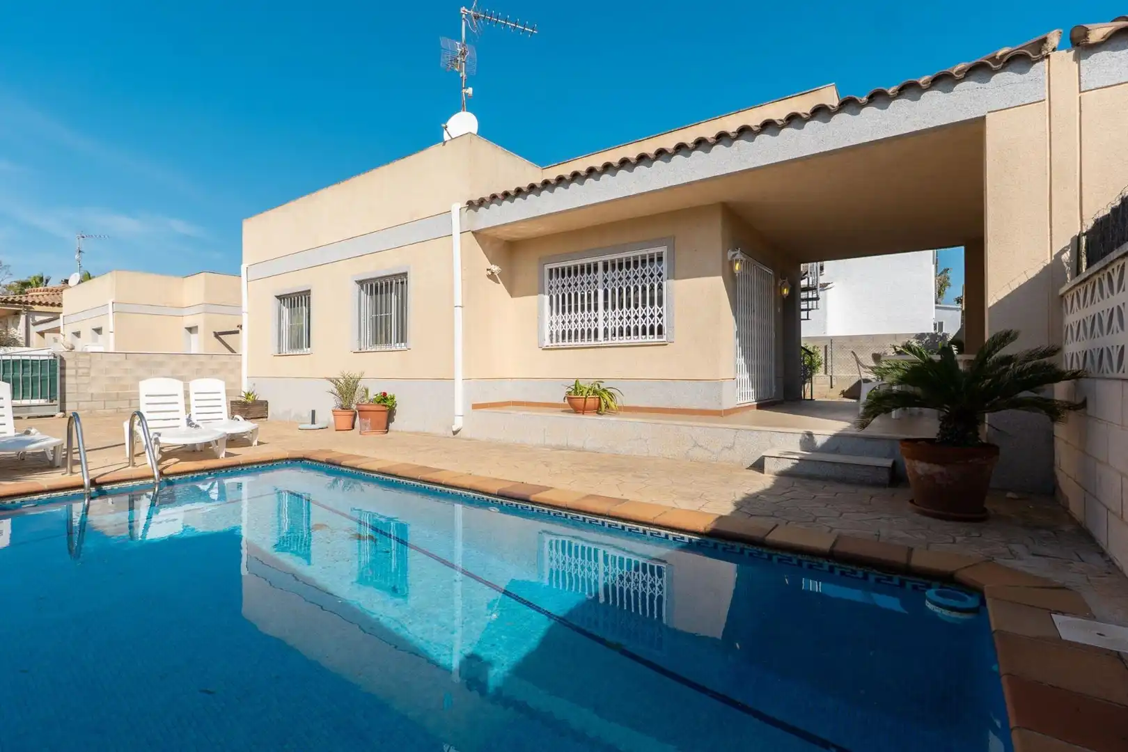 Vista exterior de Casa o chalet en venta en Deltebre con Piscina