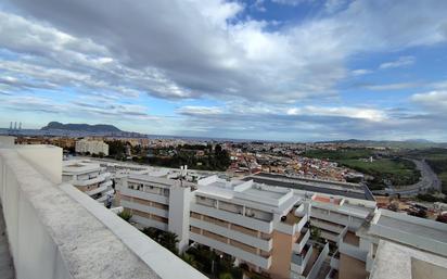 Vista exterior de Àtic en venda en Algeciras amb Terrassa, Traster i Piscina comunitària