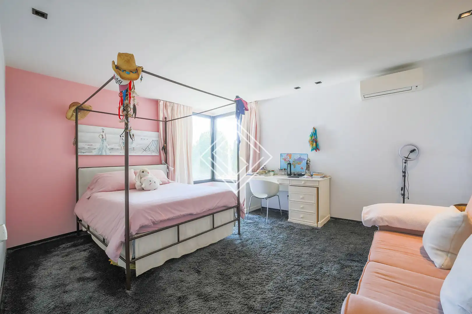Schlafzimmer von Einfamilien-Reihenhaus zum Verkauf in La Moraleja mit Klimaanlage, Heizung und Privatgarten
