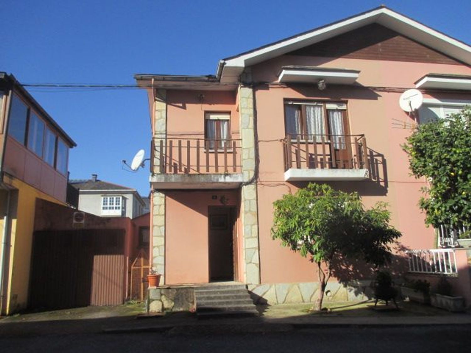 Vista exterior de Casa adosada en venda en Vegadeo amb Calefacció, Terrassa i Traster