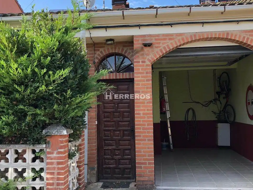 Vista exterior de Casa adosada en venta en Uruñuela con Calefacción, Parquet y Terraza
