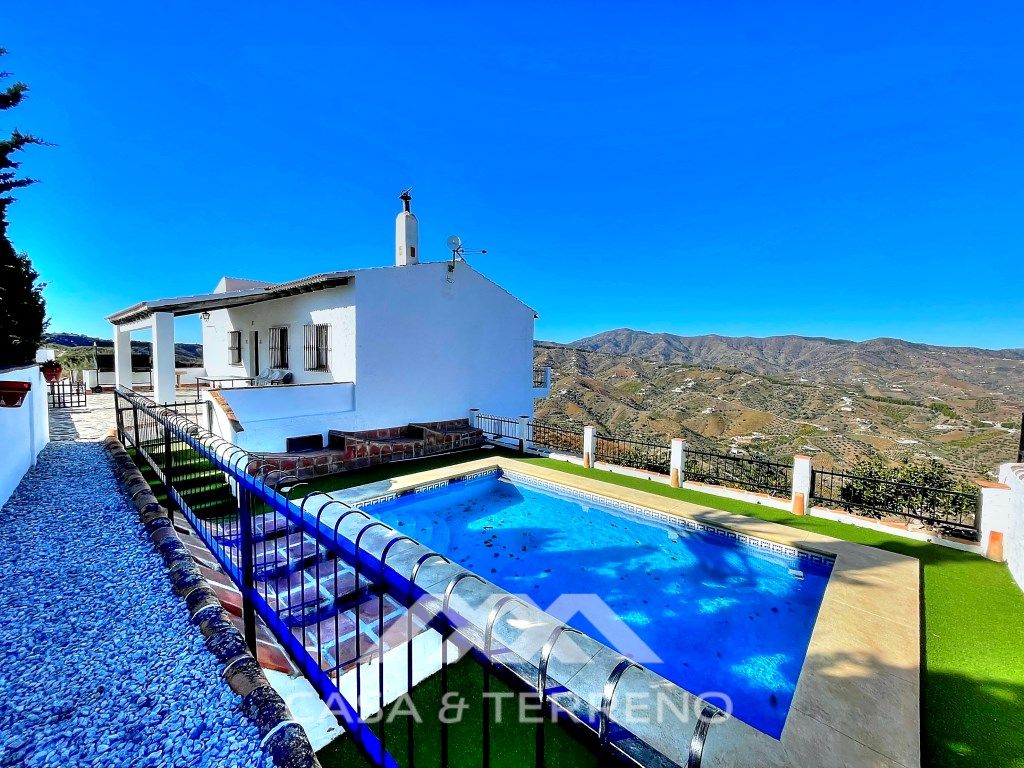 Vista exterior de Finca rústica en venda en Almáchar amb Piscina