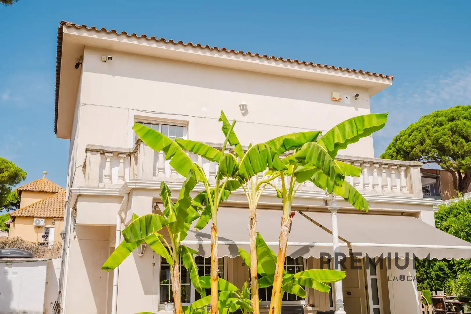 Vista exterior de Casa o xalet en venda en Castelldefels amb Piscina