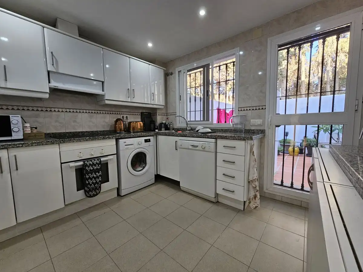 Cuina de Casa o xalet en venda en Marbella amb Aire condicionat, Moblat i Internet
