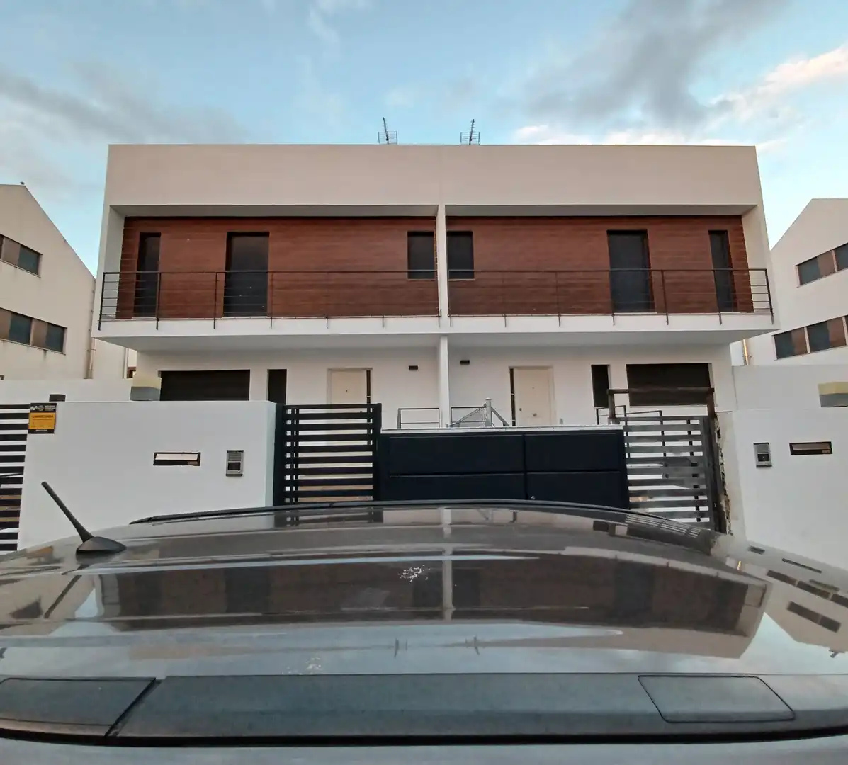 Vista exterior de Casa adosada en venta en Paracuellos de Jarama con Calefacción, Jardín privado y Parquet