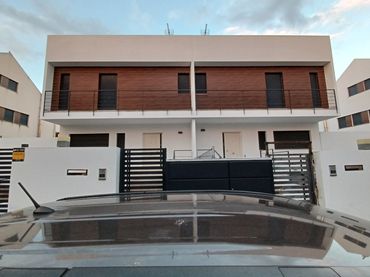 Casa pareada con balcón en venta en Calle Naranjo 8