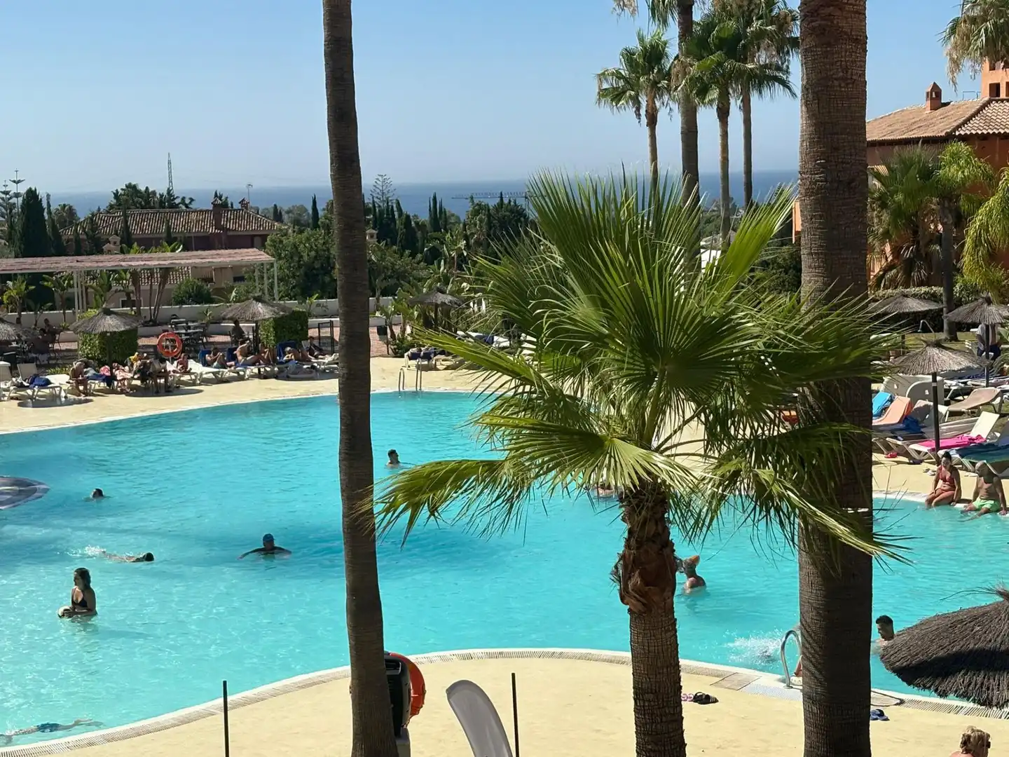 Piscina de Apartament en venda en Benahavís amb Jardí privat, Alarma i Piscina comunitària