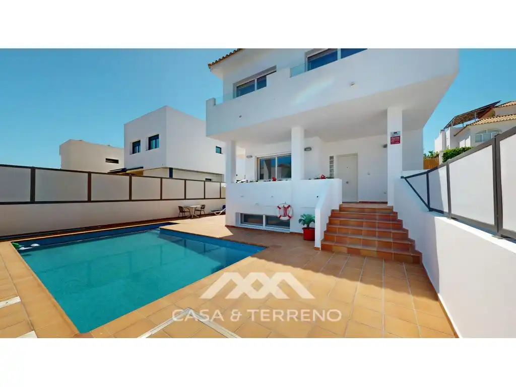 Vista exterior de Casa o xalet en venda en Vélez-Málaga amb Aire condicionat, Jardí privat i Terrassa