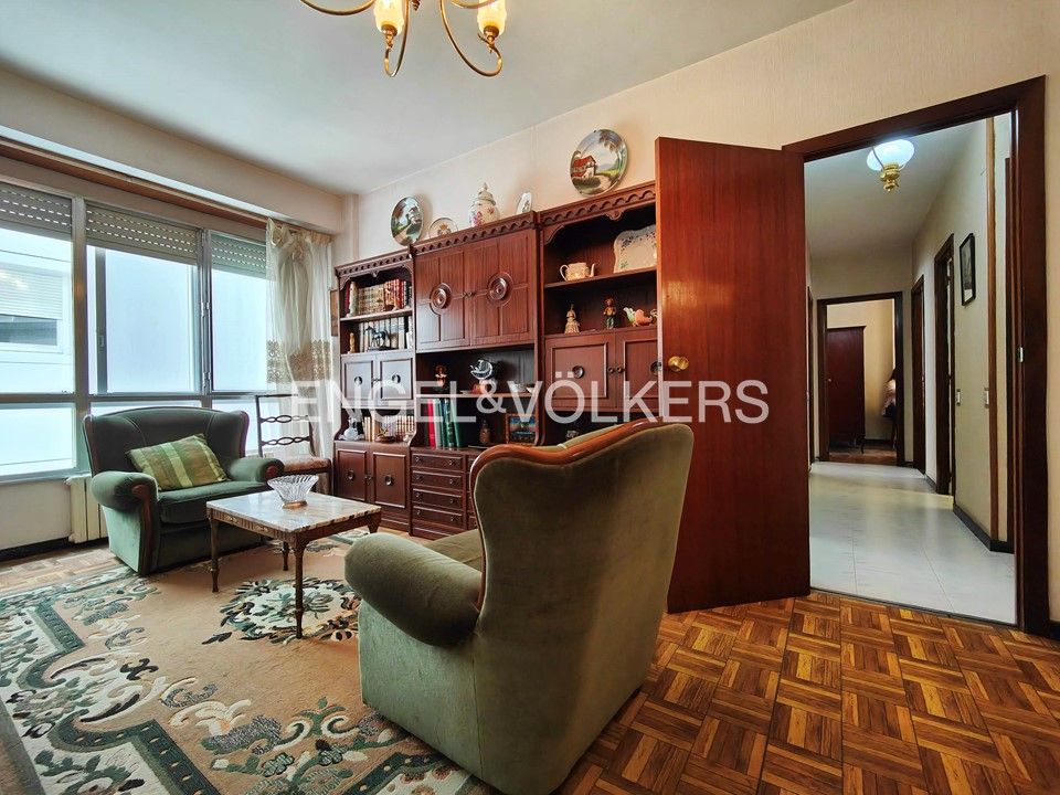 Sala d'estar de Apartament en venda en Pontevedra Capital  amb Calefacció, Parquet i Traster