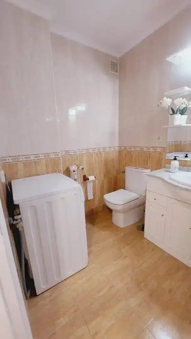 Bathroom of Flat for rent in Oviedo   with Parquet flooring, Washing machine and Microwave