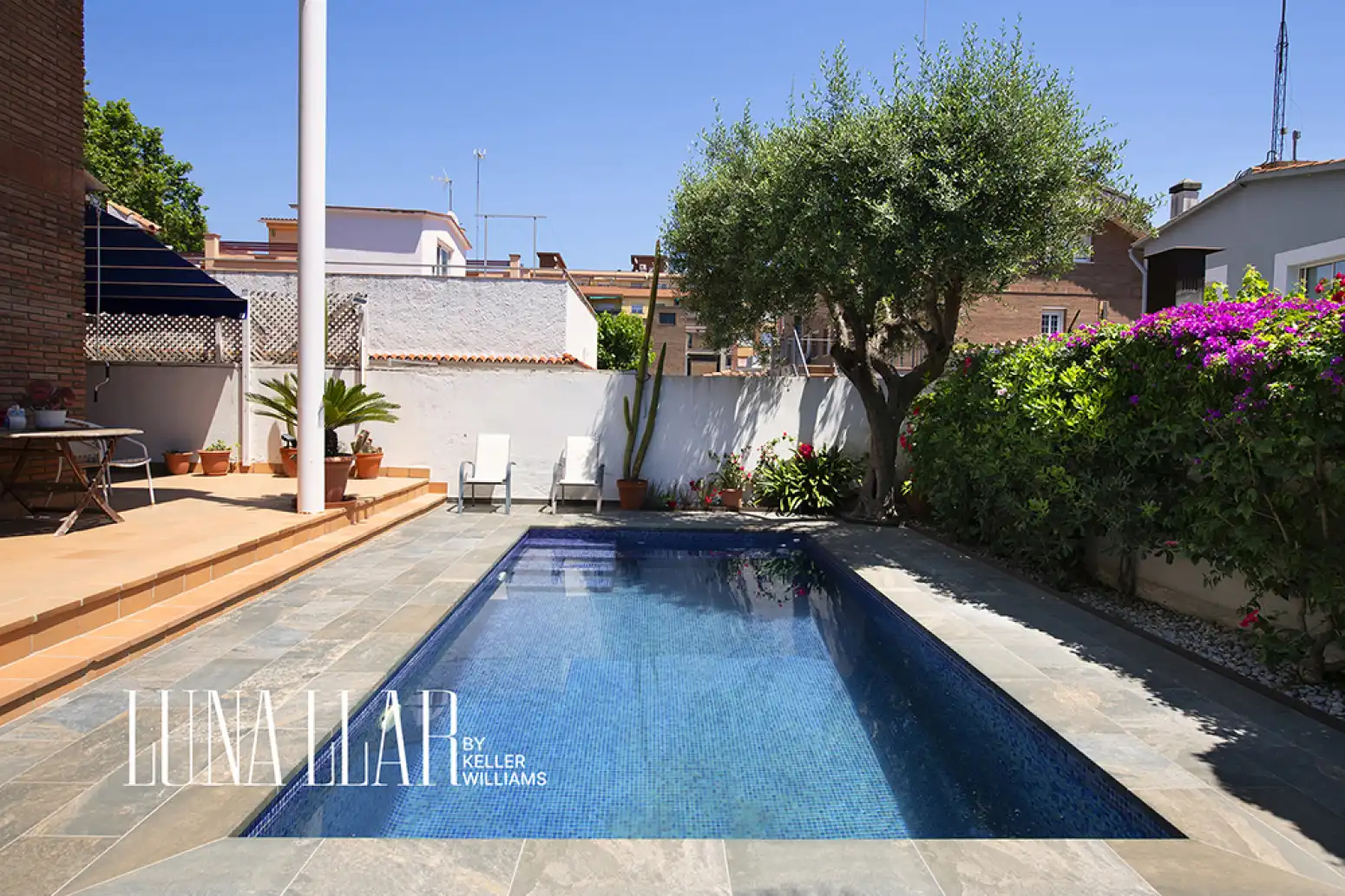 Swimming pool of Houses for sale in Castelldefels  with Air Conditioner, Heating and Private garden