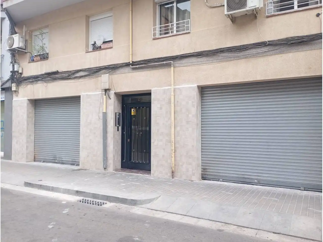 Vista exterior de Local de lloguer en L'Hospitalet de Llobregat amb Aire condicionat i Alarma