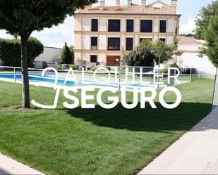 Jardí de Àtic de lloguer en Navalcán amb Aire condicionat, Terrassa i Piscina
