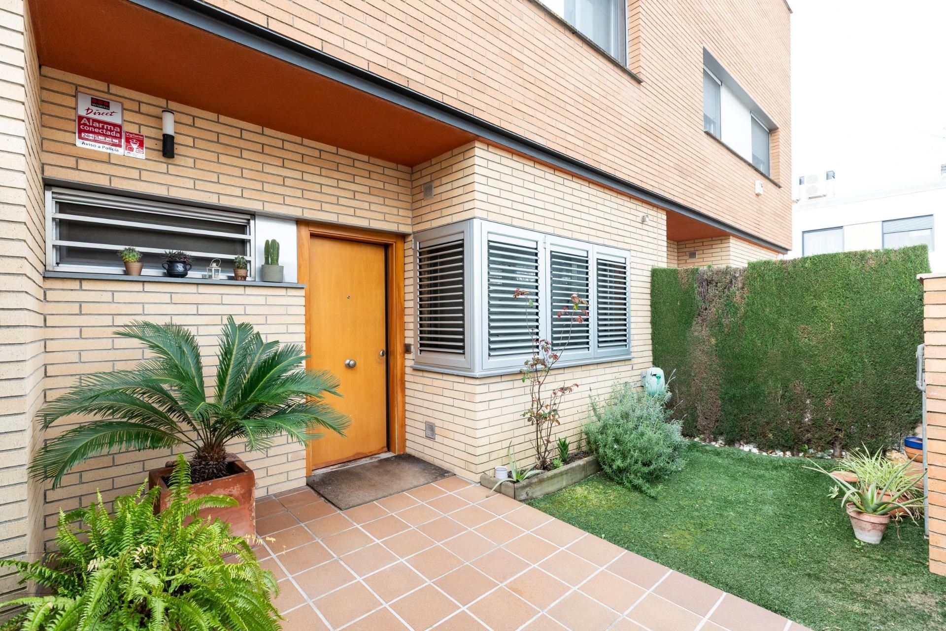 Exterior view of Single-family semi-detached for sale in Sant Fost de Campsentelles  with Air Conditioner, Heating and Private garden