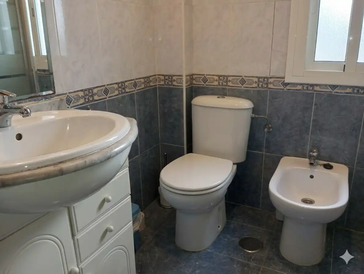 Bathroom of Flat for sale in Sevilla  with Air Conditioner, Storage room and Balcony