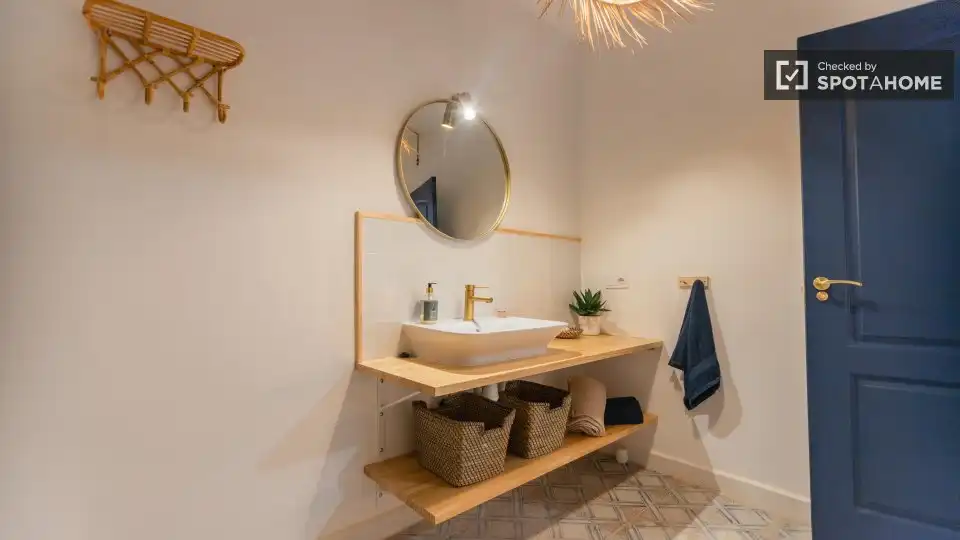 Bathroom of Flat for rent in Valencia  with Air Conditioner, Heating and Furnished