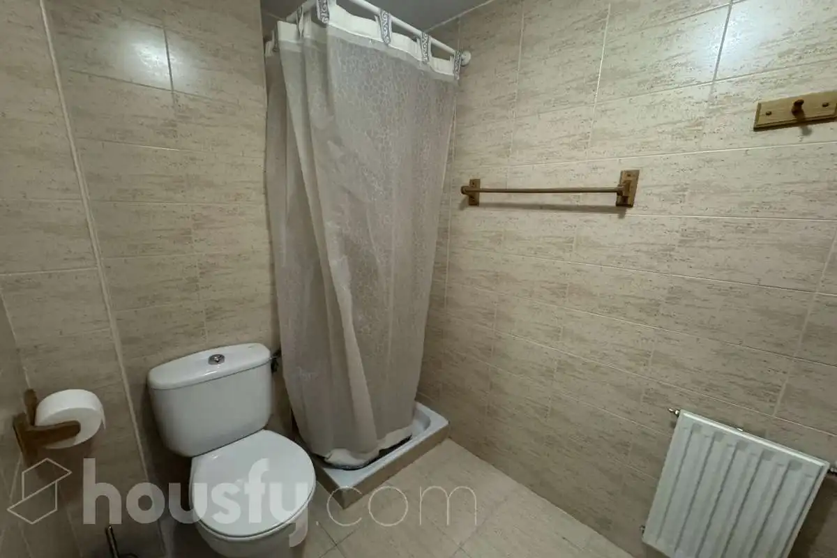 Baño de Piso de alquiler en Madrid con Trastero y Amueblado