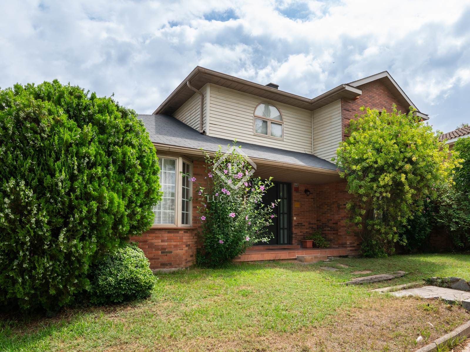 Vista exterior de Casa o chalet en venta en Sant Cugat del Vallès con Aire acondicionado, Calefacción y Jardín privado