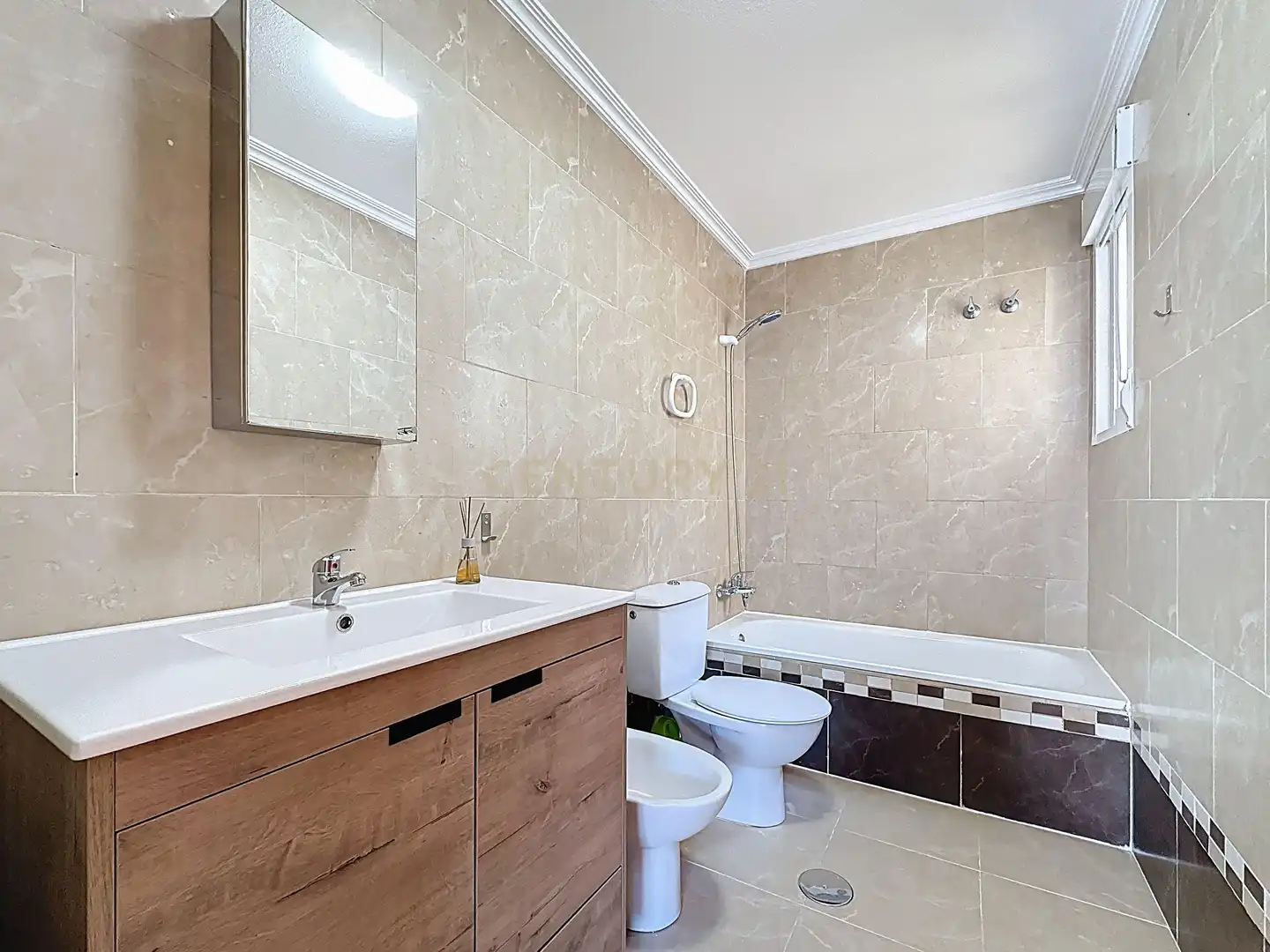 Baño de Apartamento de alquiler en Orihuela con Aire acondicionado, Horno y Piscina comunitaria