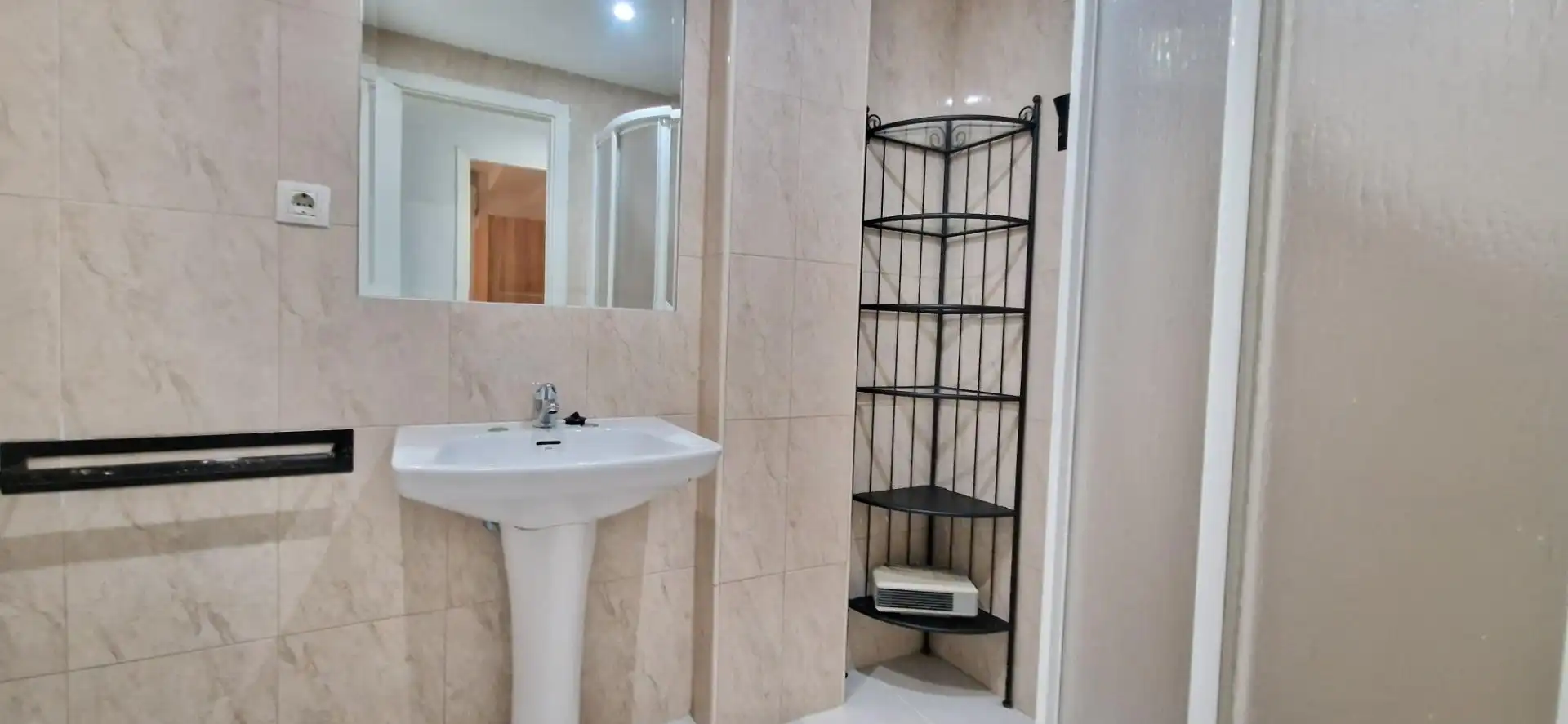 Badezimmer von Wohnung zur untervermieten in Córdoba mit Klimaanlage, Abstellraum und Balkon
