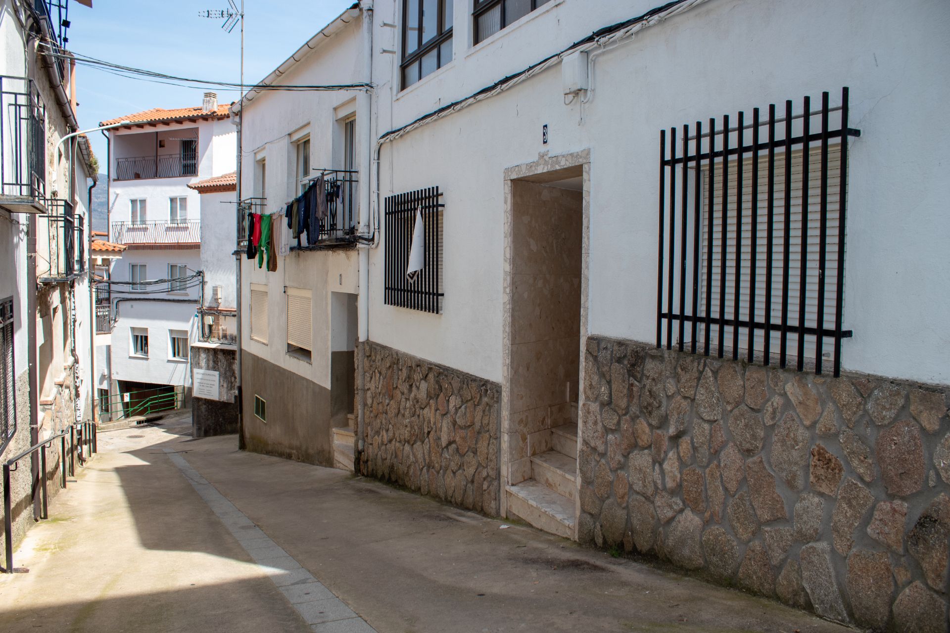 Exterior view of Country house for sale in Casas del Castañar  with Furnished
