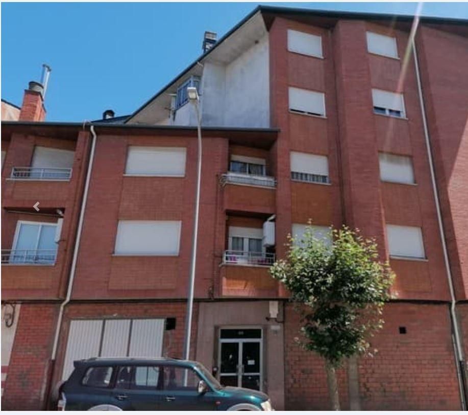 Vista exterior de Apartament en venda en Ponferrada amb Calefacció i Traster