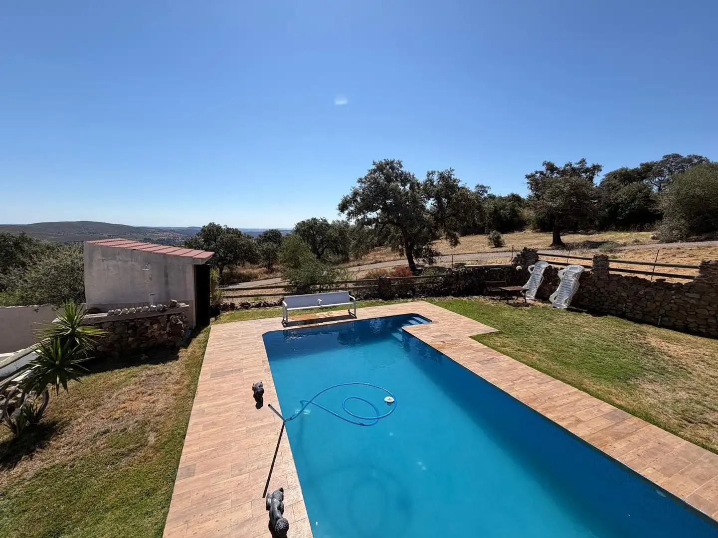 Piscina de Casa o xalet en venda en El Castillo de las Guardas amb Jardí privat i Piscina comunitària