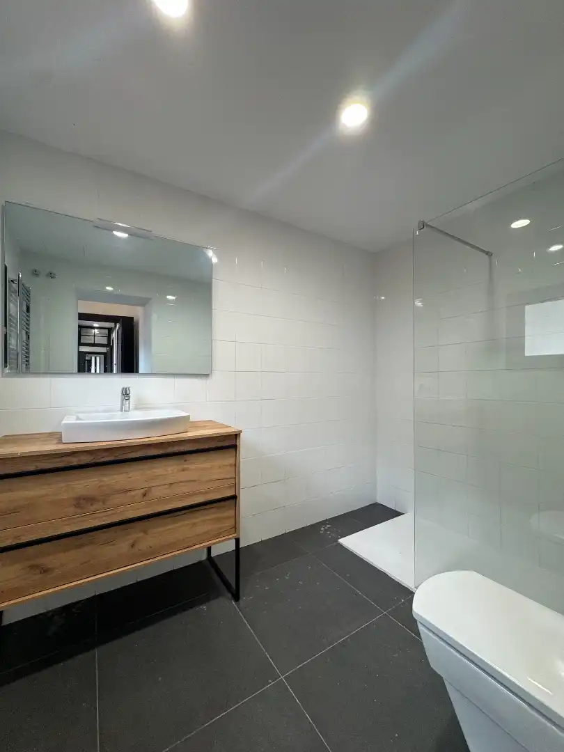 Badezimmer von Wohnung zur Miete in Oviedo  mit Ofen und Balkon
