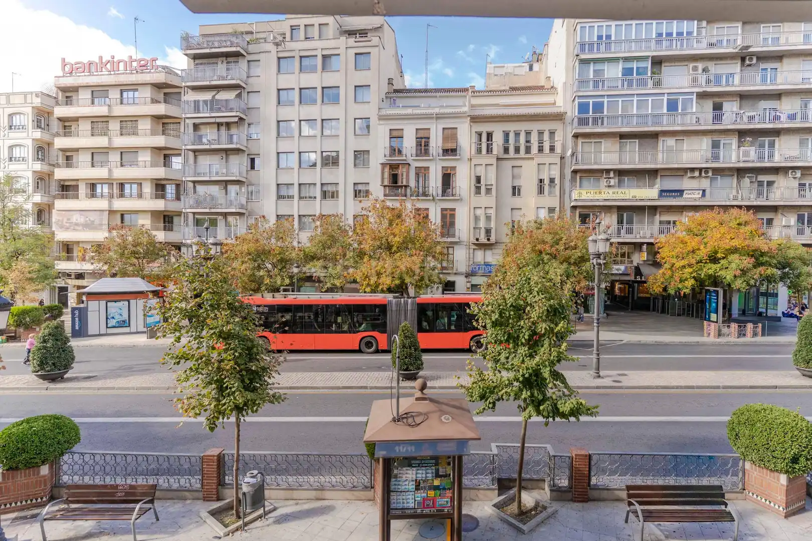 Außenansicht von Büro zum Verkauf in Granada mit Klimaanlage und Abstellraum