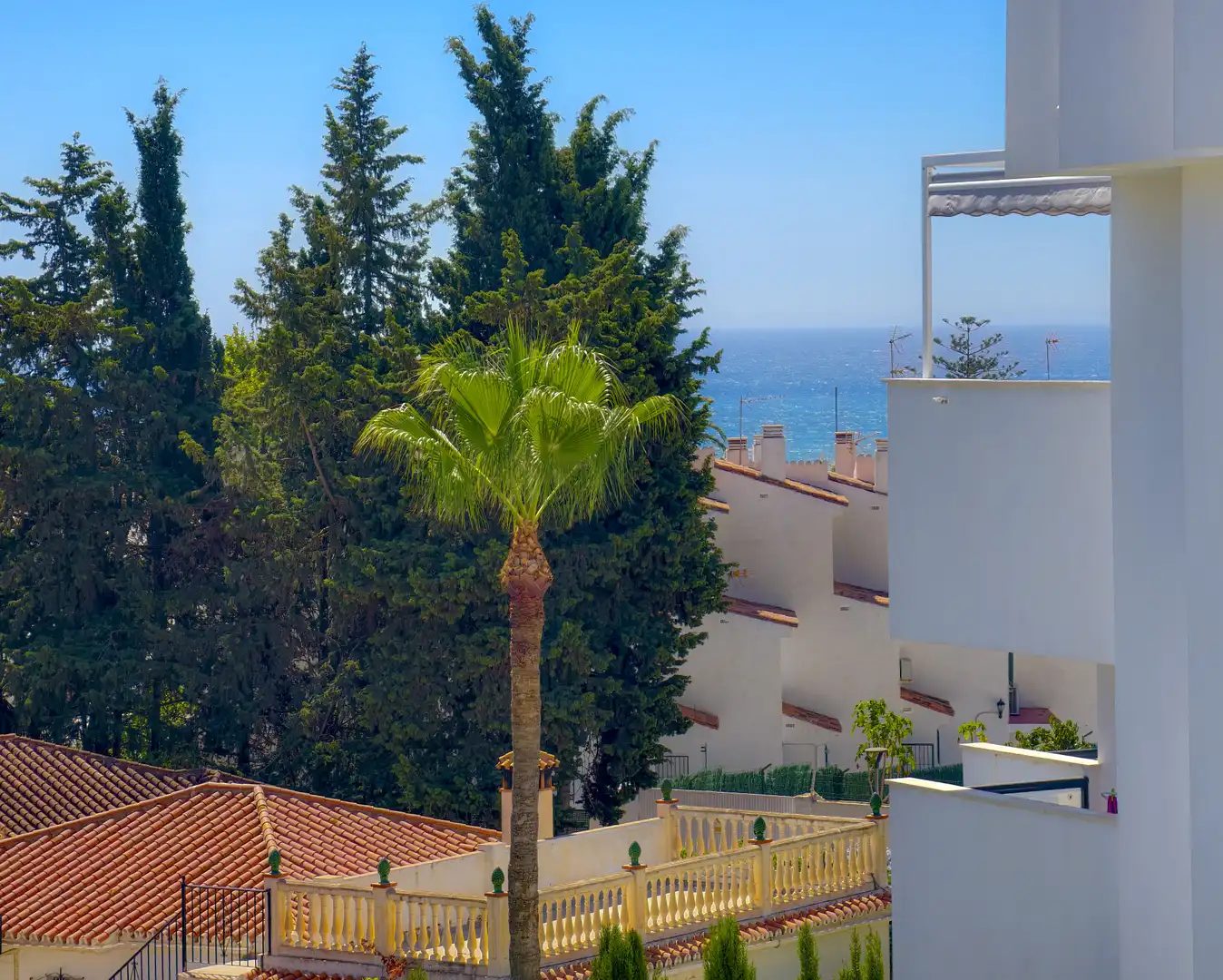 Vista exterior de Casa adosada en venda en Torremolinos amb Jardí privat, Terrassa i Piscina