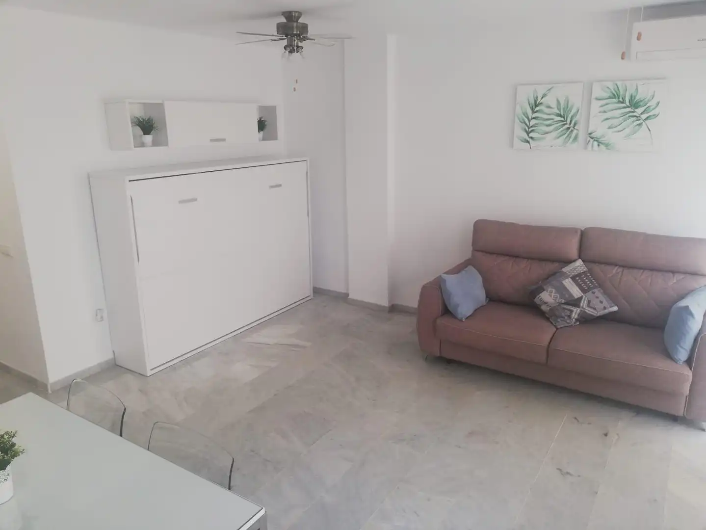 Sala de estar de Estudio de alquiler en Fuengirola con Aire acondicionado y Amueblado