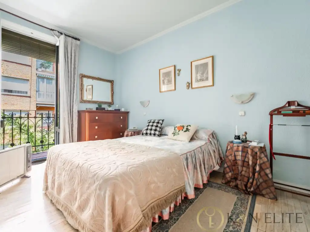 Bedroom of Flat for sale in Madrid  with Air Conditioner, Heating and Balcony