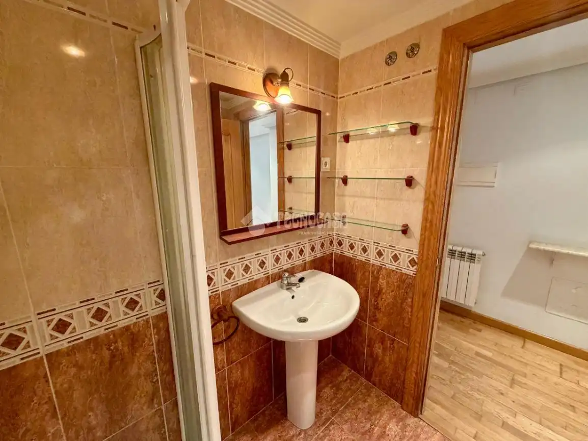 Badezimmer von Wohnung zum Verkauf in León Capital  mit Heizung, Parkett und Terrasse