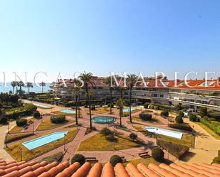 Vista exterior de Àtic en venda en Sitges amb Aire condicionat, Terrassa i Piscina